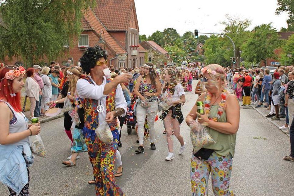 Schlagerfans aus der gesamten Region säumten Schönwaldes Straßen beim großen Umzug.