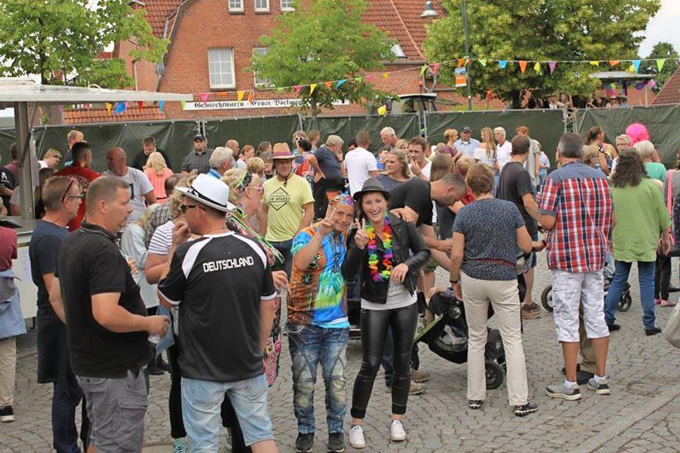 Rund um die Friedrich-Hiller-Schule ging die Party nach dem Umzug weiter.