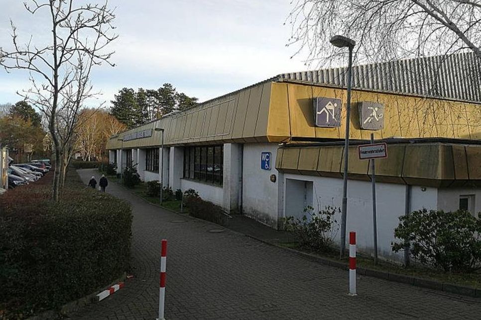Das über 30 Jahre alte und marode Eissport- und Tenniscentrum (ETC) im Kurpark von Timmendorfer Strand muss jetzt von der Gemeinde kostenintensiv grundsaniert werden. Dafür stimmte die Mehrheit beim Bürgerentscheid am Sonntag. (Foto: René Kleinschmidt)