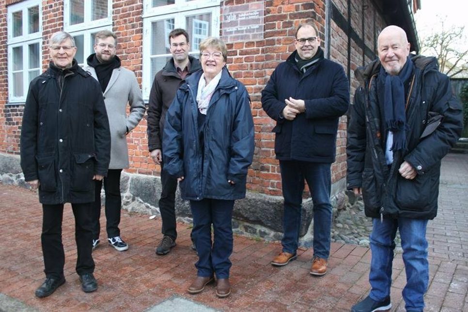 1. Vorsitzender Eberhard Jaensch-Sauerland, Mirco Schlippes, pädagogischer Leiter VHS, Klaas Raloff, Amt für gesellschaftliche Angelegenheiten, Kirsten Spitz, Verwaltungskraft VHS, Bürgermeister Mirko Spieckermann und Bürgervorsteher Sönke Sela (v. lks.).