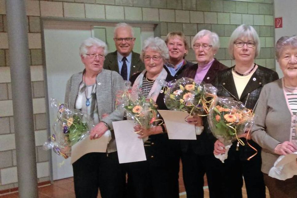 Langjährige Mitglieder des DRK-Ortsvereins Cismar nahmen Ehrungen entgegen.