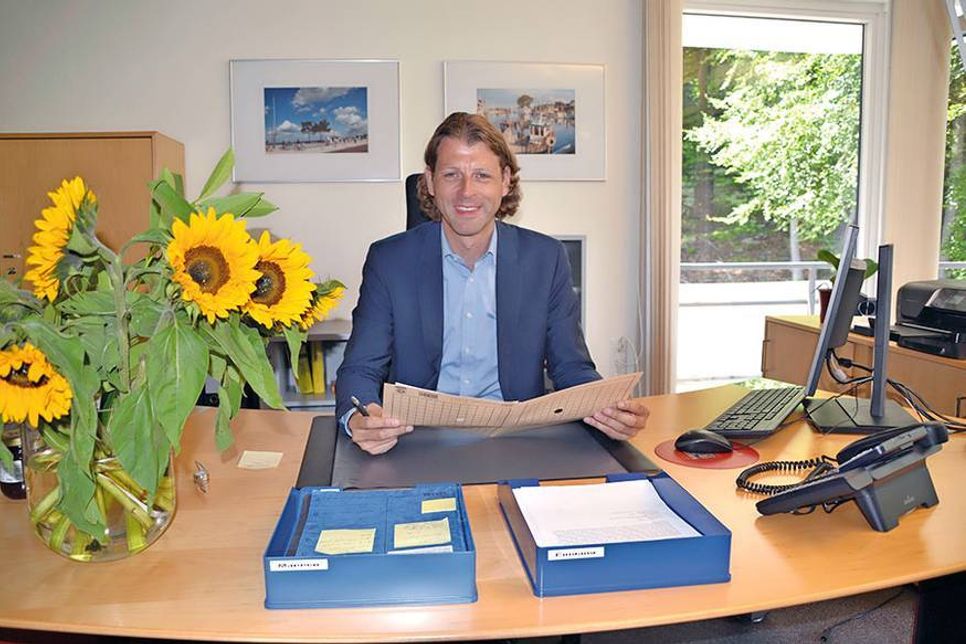 Timmendorfer Strands neuer Bürgermeister Robert Wagner an seinem ersten Arbeitstag am Schreibtisch in seinem Büro. (Foto: René Kleinschmidt)