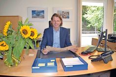 Timmendorfer Strands neuer Bürgermeister Robert Wagner an seinem ersten Arbeitstag am Schreibtisch in seinem Büro. (Foto: René Kleinschmidt)