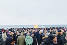 Das Osterfeuer lockte wieder Menschenscharen auf den Niendorfer Freistrand am Hafen.
