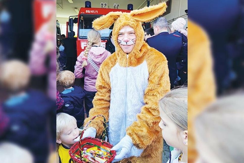 Am Ostermontag konnte man den Osterhasen noch einmal bei der Feuerwehr in Niendorf treffen.