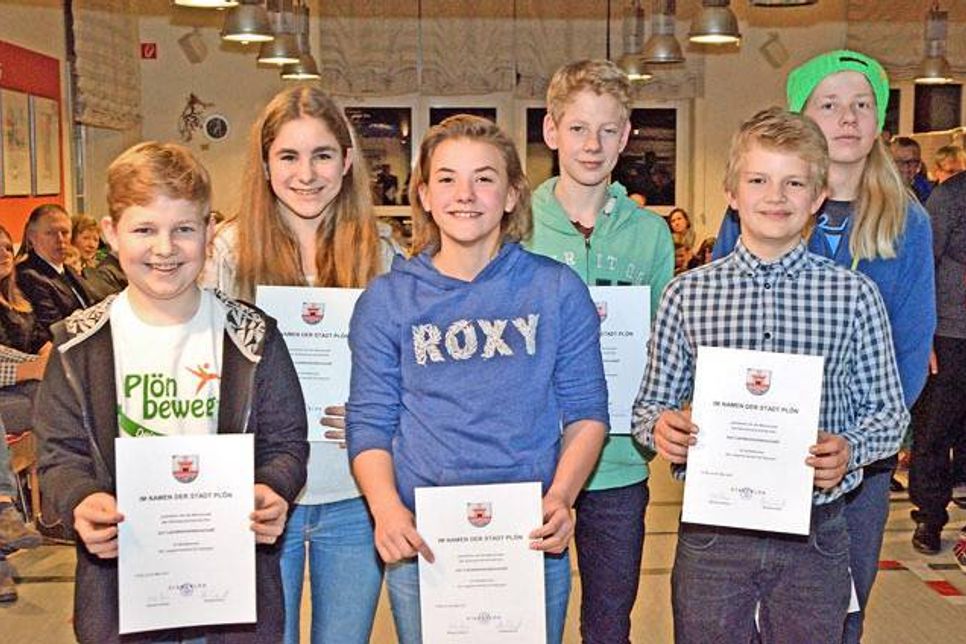 Für den Sieg im Geräteturnen bei der Landesmeisterschaft „Jugend trainiert für Olympia“ wurde die Mannschaft des Gymnasiums Schloss Plön mit Anna Fleischer, Jula Jöns, Moritz von Buddenbrock, Jan Kraack, Ole Junge und Tom Meyer ausgezeichnet.