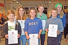 Für den Sieg im Geräteturnen bei der Landesmeisterschaft „Jugend trainiert für Olympia“ wurde die Mannschaft des Gymnasiums Schloss Plön mit Anna Fleischer, Jula Jöns, Moritz von Buddenbrock, Jan Kraack, Ole Junge und Tom Meyer ausgezeichnet.