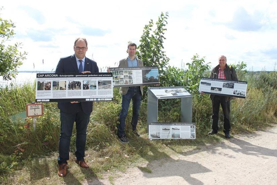 Bürgermeister Mirko Spieckermann, Amtsleiter Klaas Raloff und Leiter des Cap Arcona-Museums Wilhelm Lange (v. lks.) präsentierten die Tafeln am Stutthofweg.