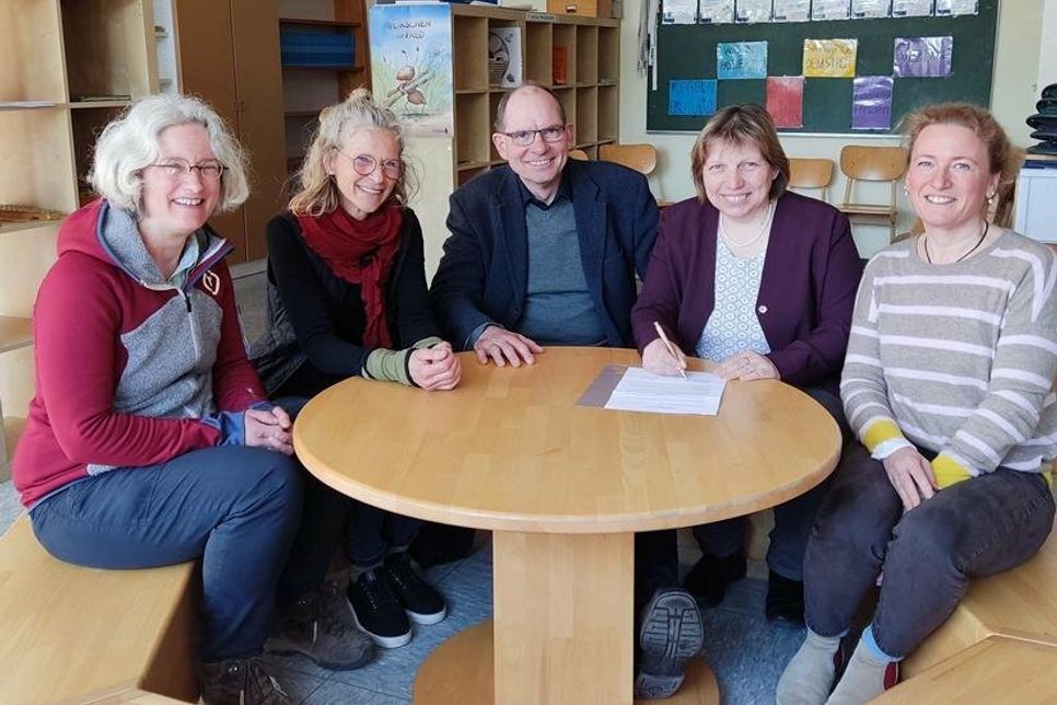 Kindertagesstättenleiterin Birte Wolter, Schulleiterin Doris Cwiertnia-Jürs, Geschäftsführer des DKSB Martin Liegmann, Schulverbandsvorsteherin Angela Hüttmann und die pädagogische Fachberaterin des DKSB Kathrin Seehusen (v. lks.) freuen sich auf die neue Zusammenarbeit.