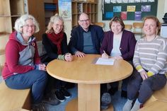 Kindertagesstättenleiterin Birte Wolter, Schulleiterin Doris Cwiertnia-Jürs, Geschäftsführer des DKSB Martin Liegmann, Schulverbandsvorsteherin Angela Hüttmann und die pädagogische Fachberaterin des DKSB Kathrin Seehusen (v. lks.) freuen sich auf die neue Zusammenarbeit.