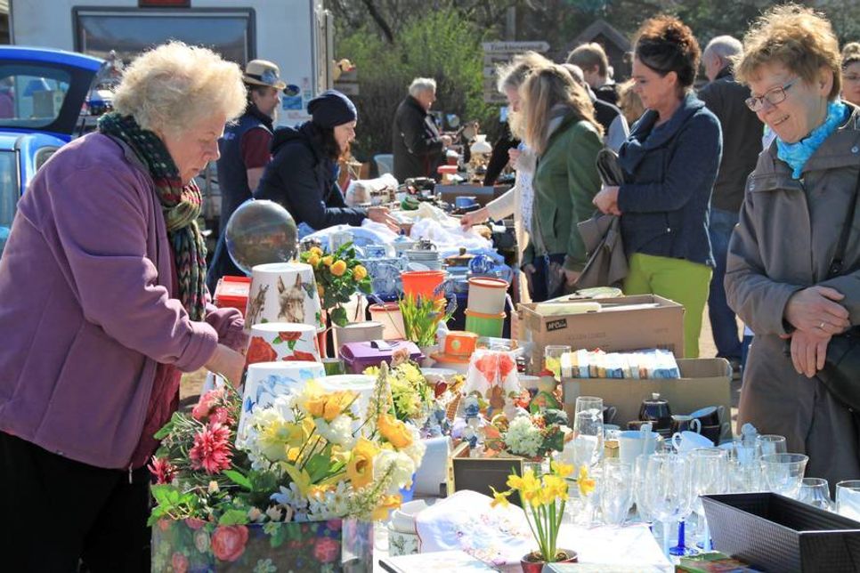 Die Sonne meinte es gut mit den Flohmarkt-Liebhabern.