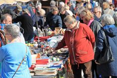 Ob Kleidung, Schmuck, Porzellan, Spielzeug oder Bücher - auf dem Museumshof tummelten sich hunderte von Feilschern auf der Suche nach kleinen Kostbarkeiten.