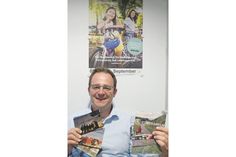 Stockelsdorfs Klimaschutzmanager Manuel van der Poel präsentiert die Kettenbrief-Postkarten.