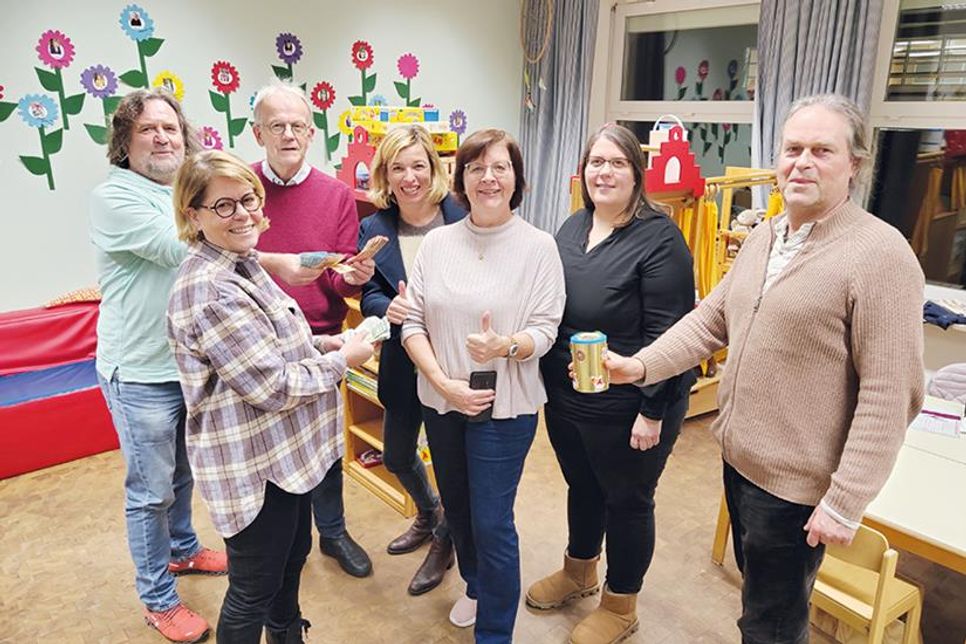 Spendenübergabe in der evangelischen Kita mit Dorfvorsteherin Kerstin Wolter (vorne links), ihren Mitstreitern Hans-Ulrich Müller (li.) und Detlev Externbrink sowie Christine Knebelkamp und Andrea Hartleben (Förderverein), Kita-Leiterin Annika Manke (2.v.re.) und Pastor Johannes Höpfner.