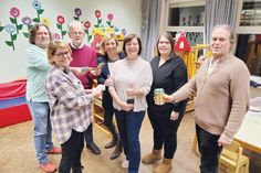 Spendenübergabe in der evangelischen Kita mit Dorfvorsteherin Kerstin Wolter (vorne links), ihren Mitstreitern Hans-Ulrich Müller (li.) und Detlev Externbrink sowie Christine Knebelkamp und Andrea Hartleben (Förderverein), Kita-Leiterin Annika Manke (2.v.re.) und Pastor Johannes Höpfner.