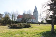 Auf der Pastoratswiese neben der Feldsteinkirche wird das Osterfeuer am Samstag entzündet.