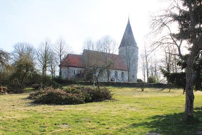Auf der Pastoratswiese neben der Feldsteinkirche wird das Osterfeuer am Samstag entzündet.