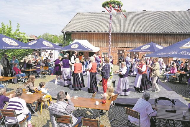 Tanz unter dem Maibaum.