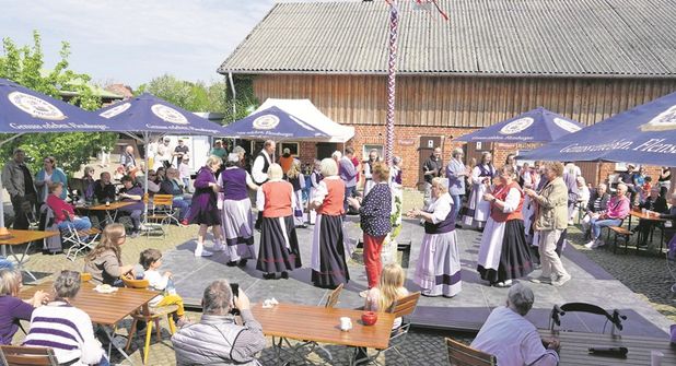 Tanz unter dem Maibaum.