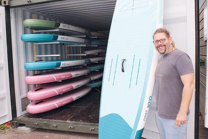 Thomas Pohl, Initiator der SUP-AG und Lehrkraft an der Emmi-Bonhoeffer-Schule in Pönitz, vor dem Container auf dem Gelände des YSCO e.V. in Scharbeutz.