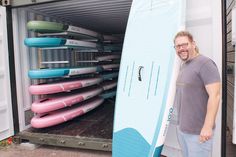 Thomas Pohl, Initiator der SUP-AG und Lehrkraft an der Emmi-Bonhoeffer-Schule in Pönitz, vor dem Container auf dem Gelände des YSCO e.V. in Scharbeutz.