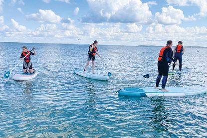 Die Schülerinnen und Schüler haben viel Spaß auf den Boards und freuen sich über den Start der SUP-AG am Scharbeutzer Strand.