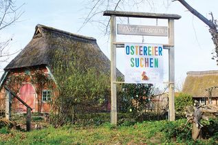 Am Ostermontag lädt das Dorfmuseum Ratekau zum Ostereiersuchen ein.