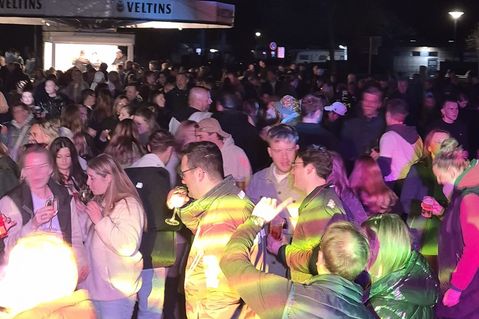 Feierlaune pur: Auf der Strandwiese tanzten die Menge in den Mai.