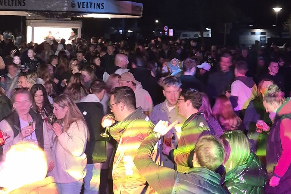 Feierlaune pur: Auf der Strandwiese tanzten die Menge in den Mai.