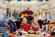 „Dirk Paulsen & die Klangwölkchen“ singen das Lied „Buchstabensport“.