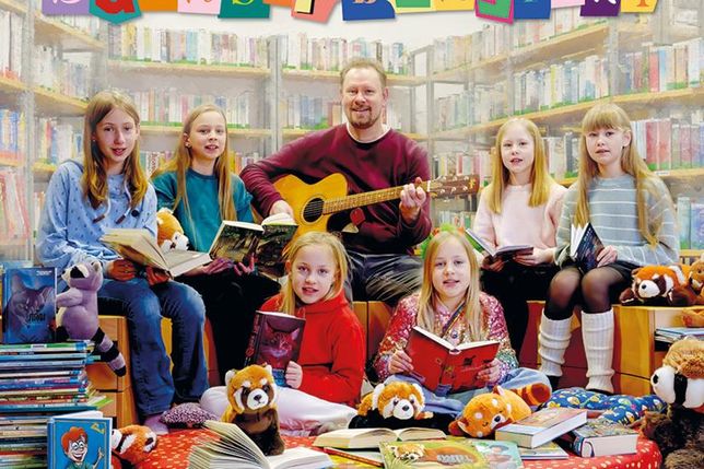 „Dirk Paulsen & die Klangwölkchen“ singen das Lied „Buchstabensport“.