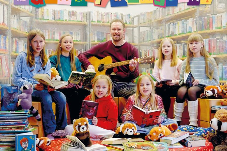 „Dirk Paulsen & die Klangwölkchen“ singen das Lied „Buchstabensport“.