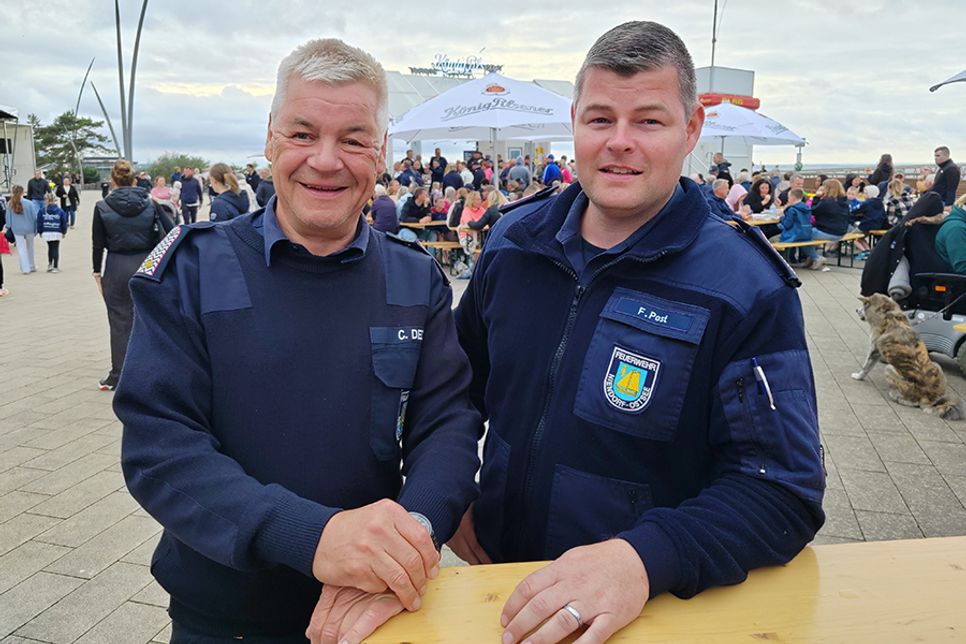 Wehrführer Fabian Post (rechts) und sein Vorgänger Carsten Dede zeigten sich zufrieden mit dem Verlauf ihrer Traditionsveranstaltung.