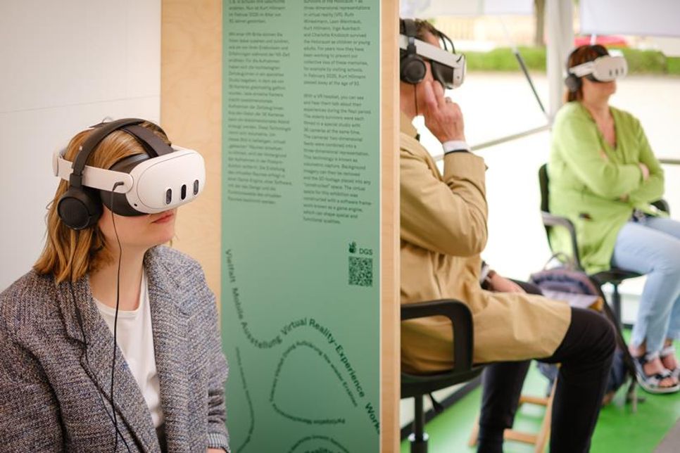 Die Wanderausstellung "In Echt? Virtuelle Begegnung mit NS-Zeitzeug:innen" wird am 16. September auf dem Neustädter Marktplatz eröffnet.