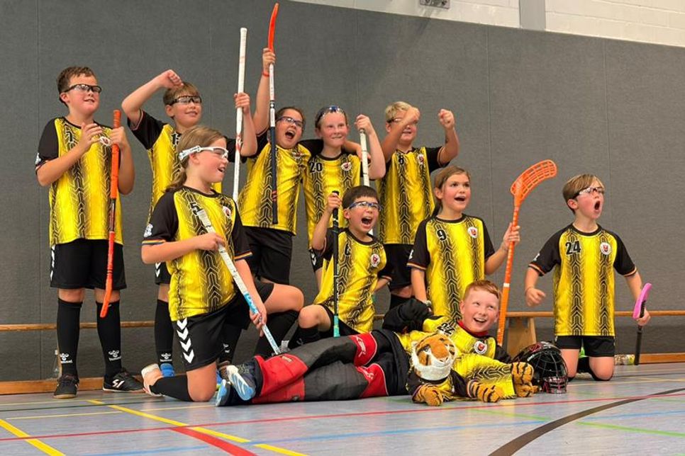 Die U11-Floorballer des TSV Neustadt jubeln zu ihrem ersten Sieg der Saison.