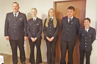 Der Jugendwart der Gemeindewehr Bosau Alexander Daum neben dem neu gewählten Vorstand der Jugendfeuerwehr: Lina Pawlowski, Mia Steffens, Max Kantereit, Juno Reimers (Es fehlt Niklas Jähnke.)