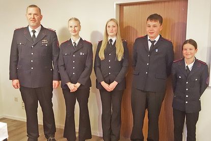Der Jugendwart der Gemeindewehr Bosau Alexander Daum neben dem neu gewählten Vorstand der Jugendfeuerwehr: Lina Pawlowski, Mia Steffens, Max Kantereit, Juno Reimers (Es fehlt Niklas Jähnke.)