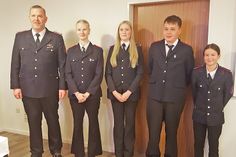 Der Jugendwart der Gemeindewehr Bosau Alexander Daum neben dem neu gewählten Vorstand der Jugendfeuerwehr: Lina Pawlowski, Mia Steffens, Max Kantereit, Juno Reimers (Es fehlt Niklas Jähnke.)