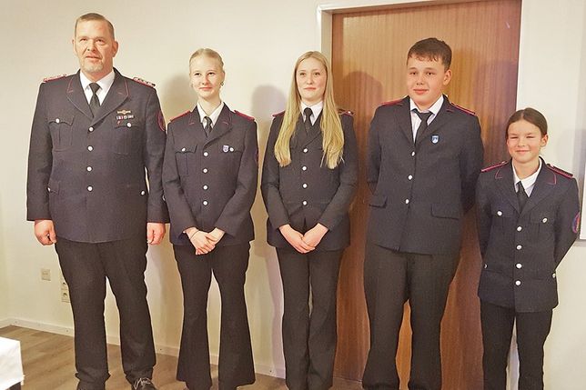 Der Jugendwart der Gemeindewehr Bosau Alexander Daum neben dem neu gewählten Vorstand der Jugendfeuerwehr: Lina Pawlowski, Mia Steffens, Max Kantereit, Juno Reimers (Es fehlt Niklas Jähnke.)