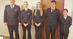 Der Jugendwart der Gemeindewehr Bosau Alexander Daum neben dem neu gewählten Vorstand der Jugendfeuerwehr: Lina Pawlowski, Mia Steffens, Max Kantereit, Juno Reimers (Es fehlt Niklas Jähnke.)