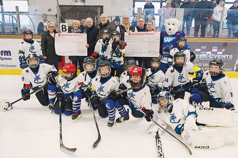 Überschuss vom Weihnachtsmarkt: Aktivgruppe spendet 1.500 Euro an Kinderherz und Eishockey-Nachwuchs