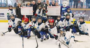 Überschuss vom Weihnachtsmarkt: Aktivgruppe spendet 1.500 Euro an Kinderherz und Eishockey-Nachwuchs