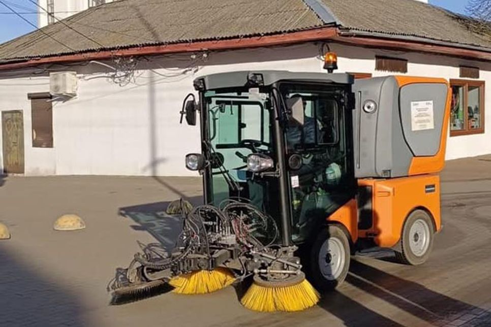 Auch Anbauteile für eine Kärcher Reinigungsmaschine konnten an die Partnerstadt übergeben werden, die dafür sorgen soll, die Straßen in der Stadt Nizhyn in Bezug auf Sicherheit und Katastrophenschutz sowohl im Winter als auch Sommer freihalten zu können.