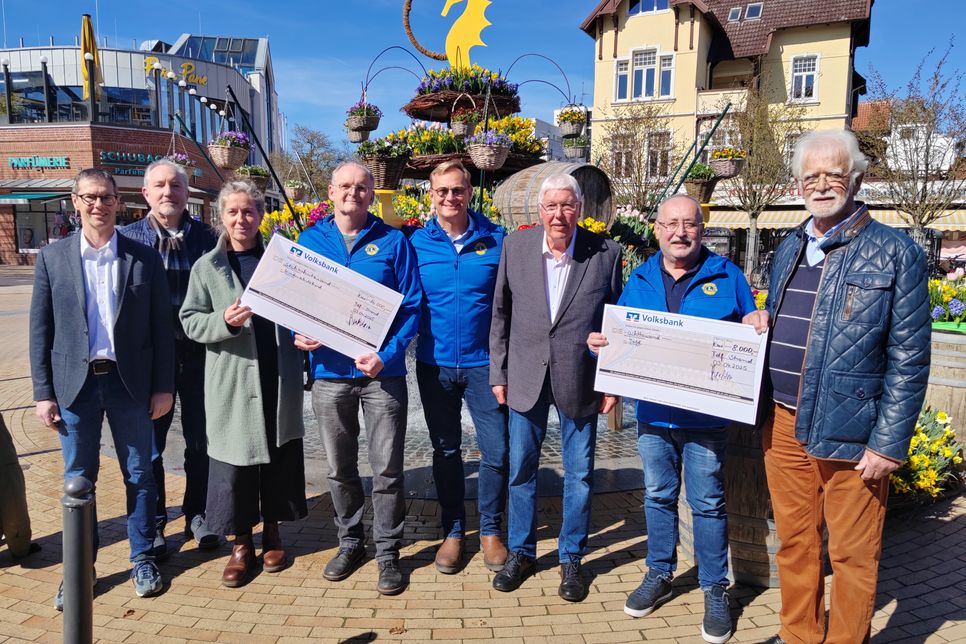Scheckübergabe in Timmendorfer Strand (v. lks): Henning Reimann, Alfred Grüter und Kerstin Olschowsky (vom Kinderschutzbund Ostholstein), Dr. Martin Struve, Christoph Kressin, Peter Danzeglocke und Matthias Benkstein (Lions Club) und Uwe Carstens (Neustädter Tafel e.V.).