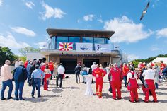 Die neue DLRG-Hauptwache an der Gemeindegrenze von Scharbeutz und Timmendorfer Strand wurde mit geladenen Gästen und bei bestem Wetter offiziell eröffnet.