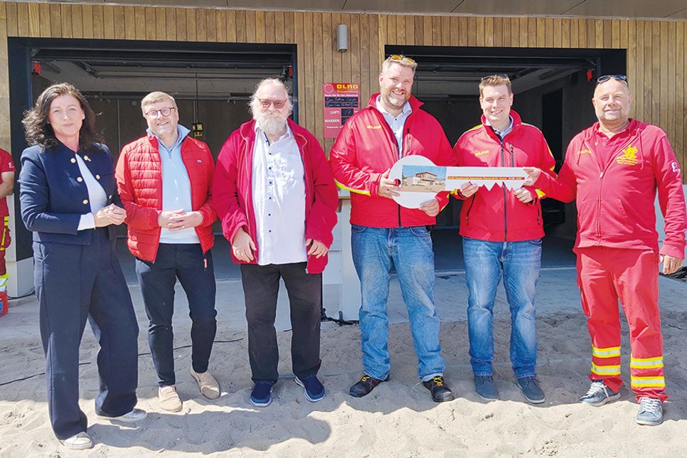 Die Bürgermeister der Gemeinden Scharbeutz und Timmendorfer Strand, Bettina Schäfer (von links) und Sven Partheil-Böhnke, mit dem stv. Bürgervorsteher von Scharbeutz, Jürgen Brede, bei der offiziellen Schlüsselübergabe an die DLRG mit dem Vorsitzenden Christoph Niemann, Geschäftsführer Lukas Reuter und Abschnittsleiter Peter Franz.