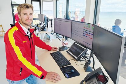 Wachleiter Lukas Frehse, gleichzeitig Leiter Technik im Vorstand der DLRG Haffkrug-Scharbeutz, hat im neuen, modernen Wachraum 24 Kilometer Strand im Blick.