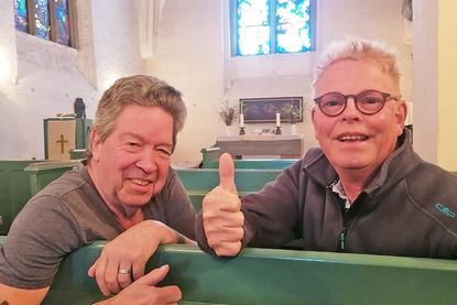 Küster Hartmut Steins und Thomas Vogt freuen sich über den neuen Teppich.