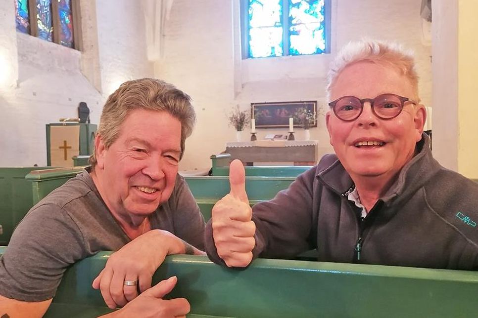 Küster Hartmut Steins und Thomas Vogt freuen sich über den neuen Teppich.