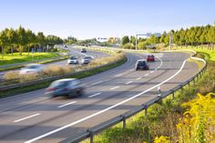Vor der Reise in den Urlaub sollte das Fahrzeug in einer Kfz-Werkstatt durchgecheckt werden.
